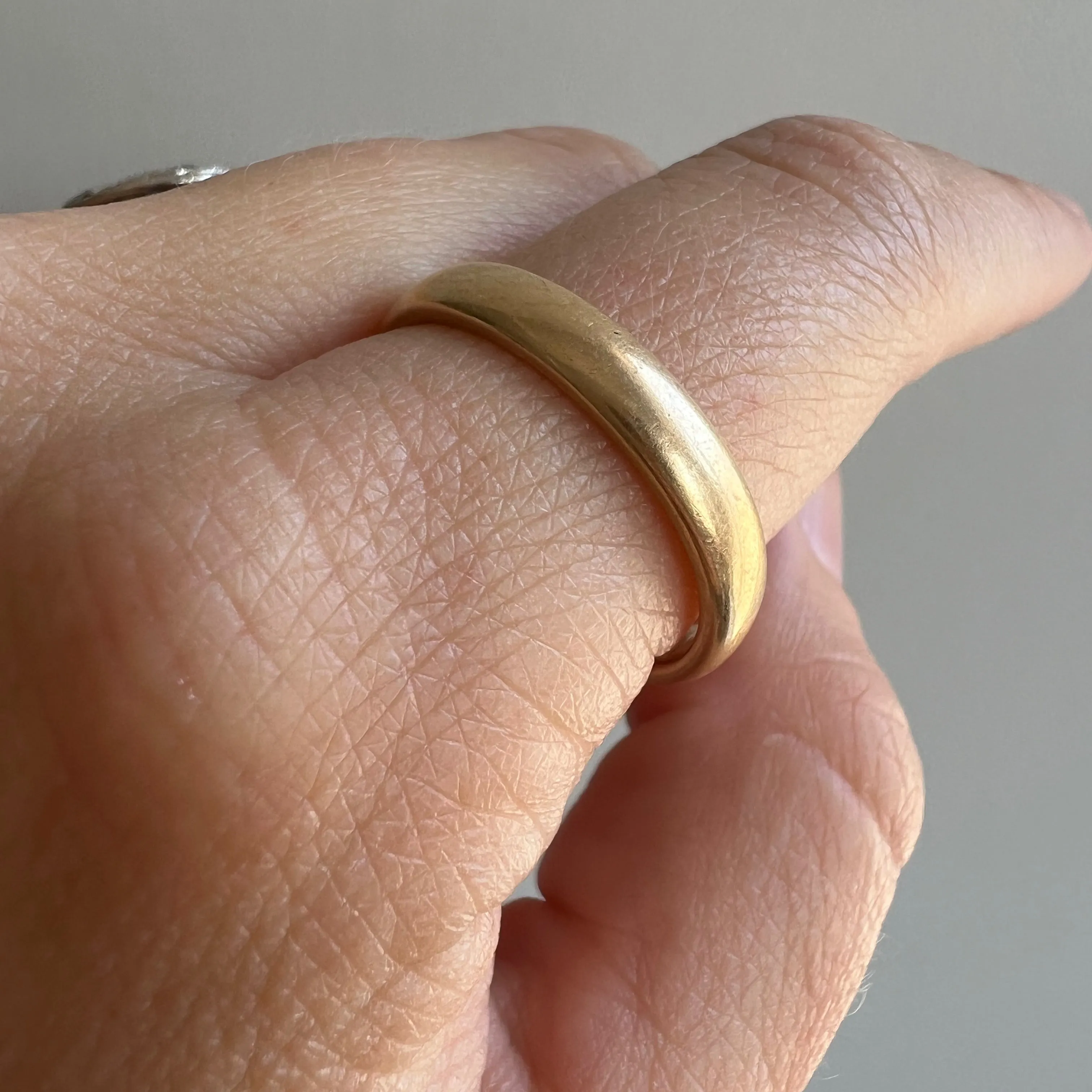 A N T I Q U E // JW&S 18k donut / solid 18k yellow gold comfort fit wedding band / just over size 9.5