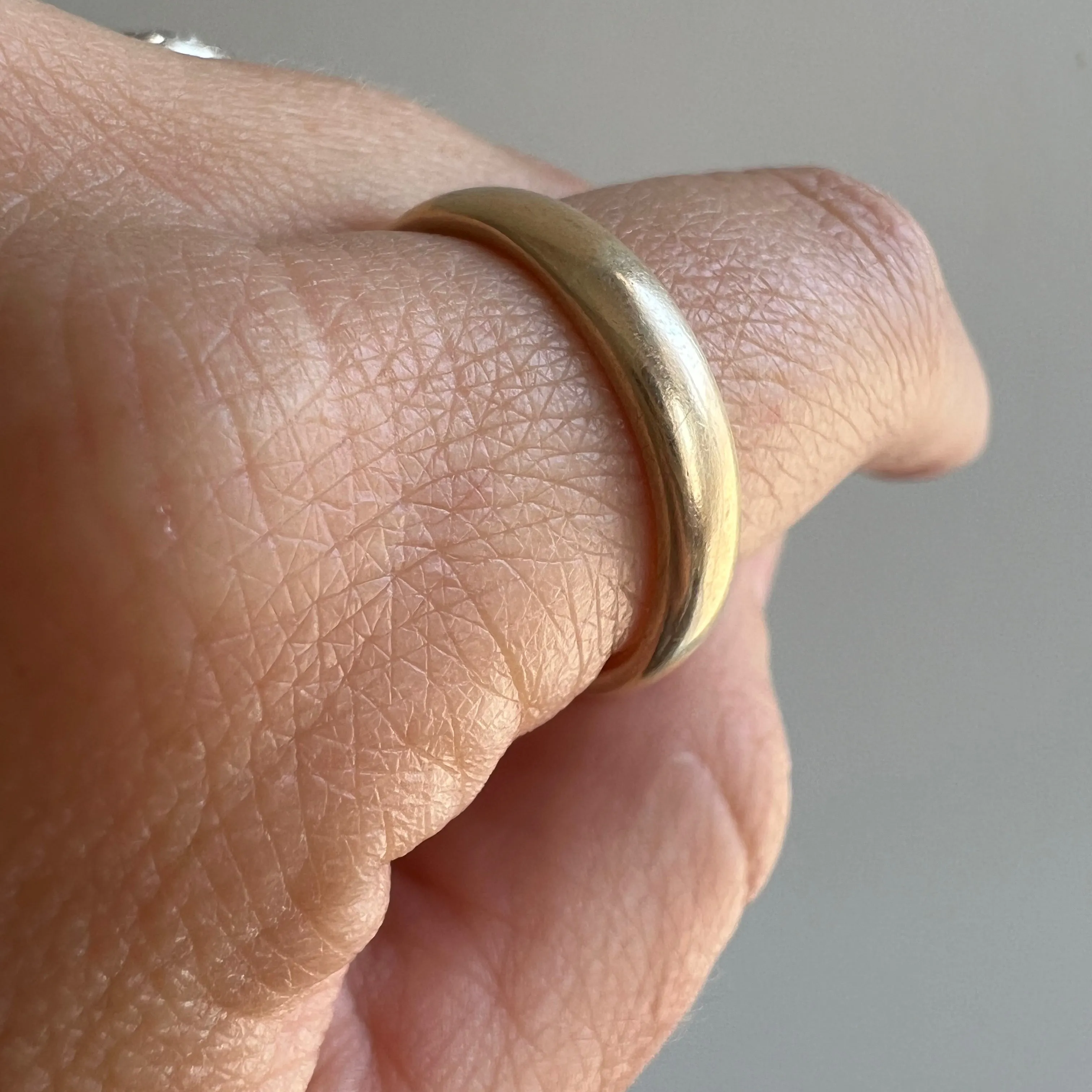 A N T I Q U E // JW&S 18k donut / solid 18k yellow gold comfort fit wedding band / just over size 9.5