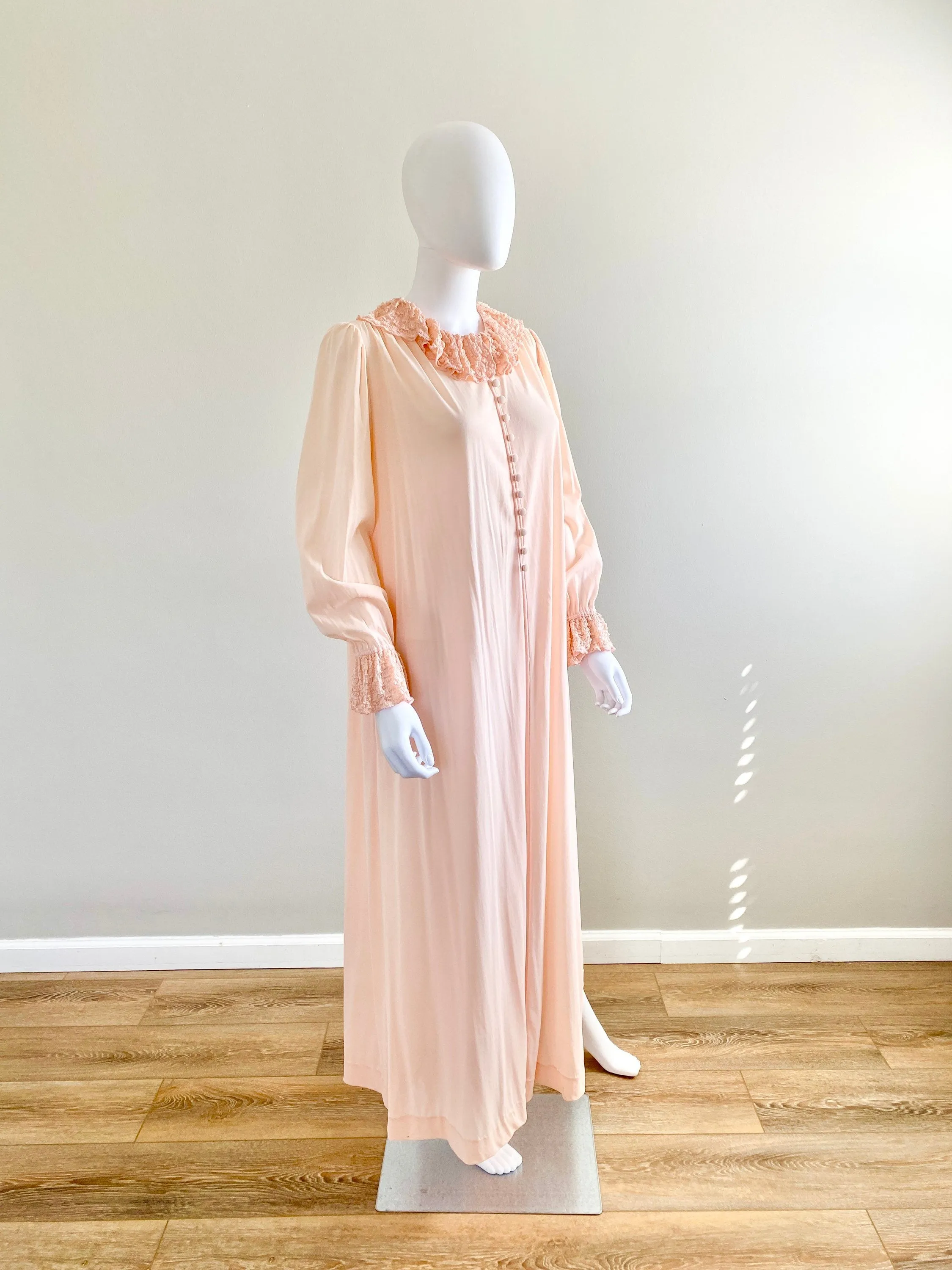 Vintage 1960s Pink Dressing Gown with Ruffled Collar / 60s retro robe / Size M L